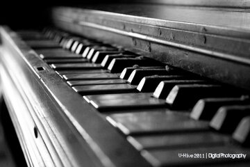 old_dusty_piano_by_vhive-d3bghg7.jpg